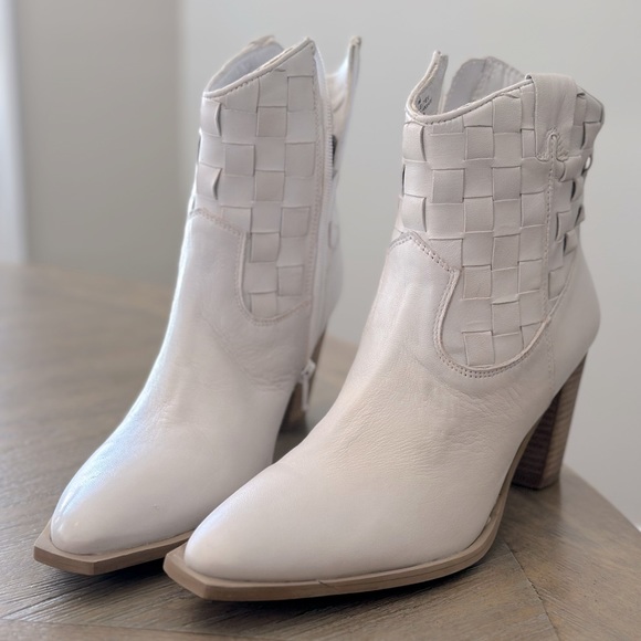 Matisse Shoes - 🆕 NEW Matisse White Leather Pointed-Toe Woven Western Booties